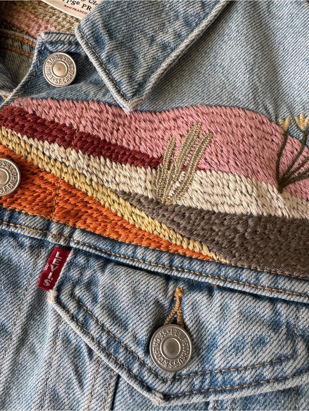 Levi's Light Blue Denim Vest with Sunset Desert Embroidery - Picture 4 of 7